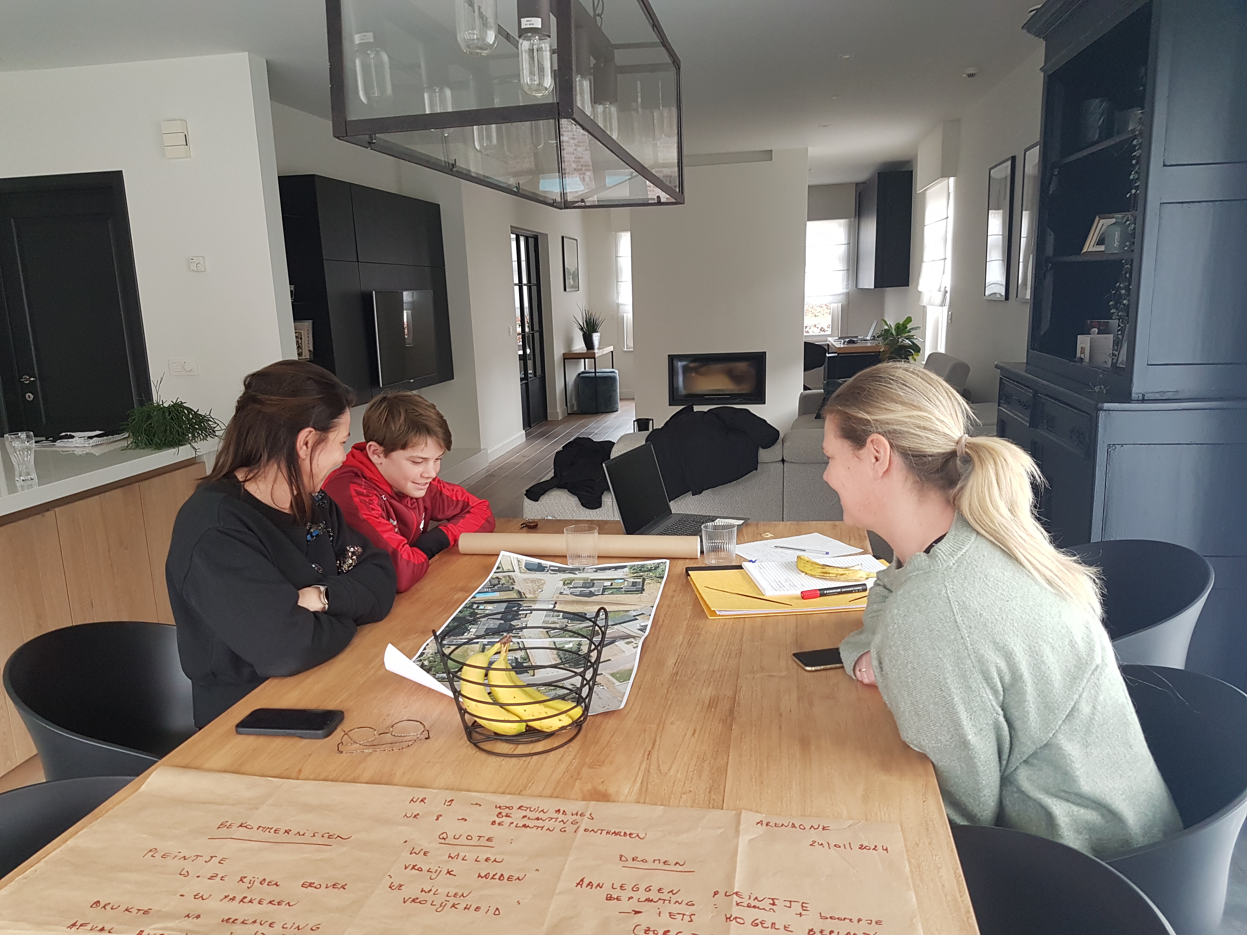 Mensen rond een tafel maken plannen voor een tuinstraat