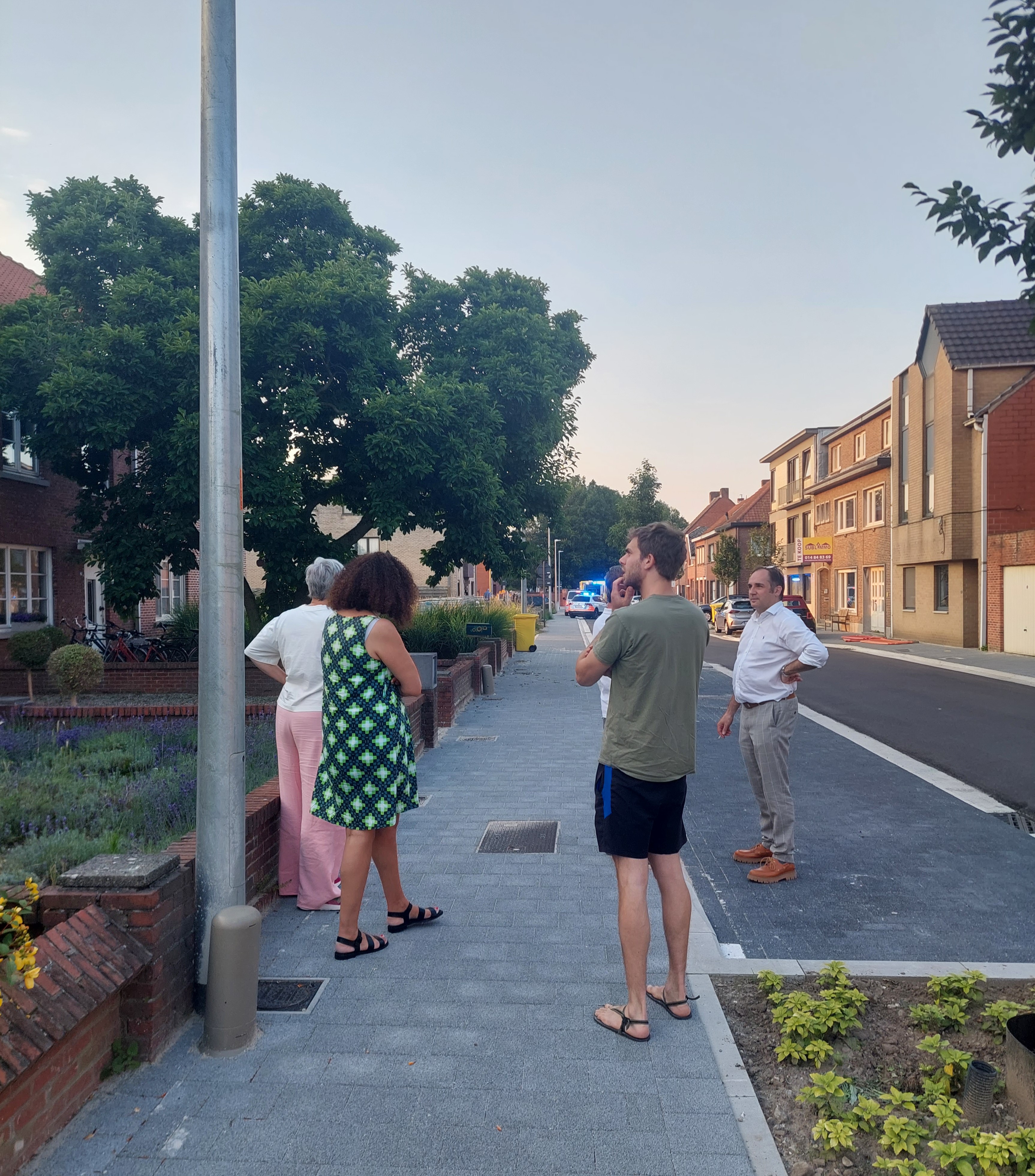 mensen praten op straat