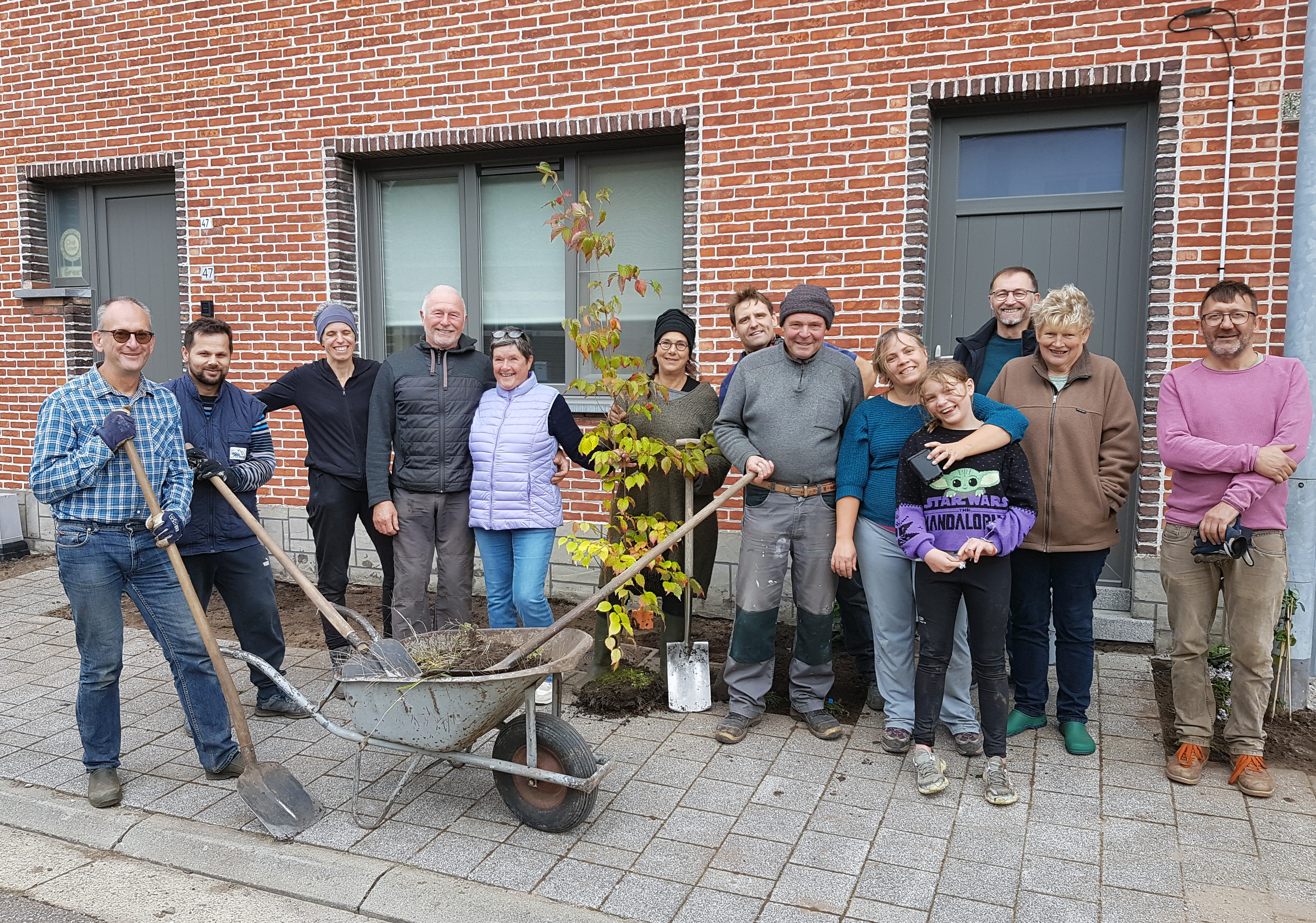 Groepsfoto met plantjes en tuinmateriaal