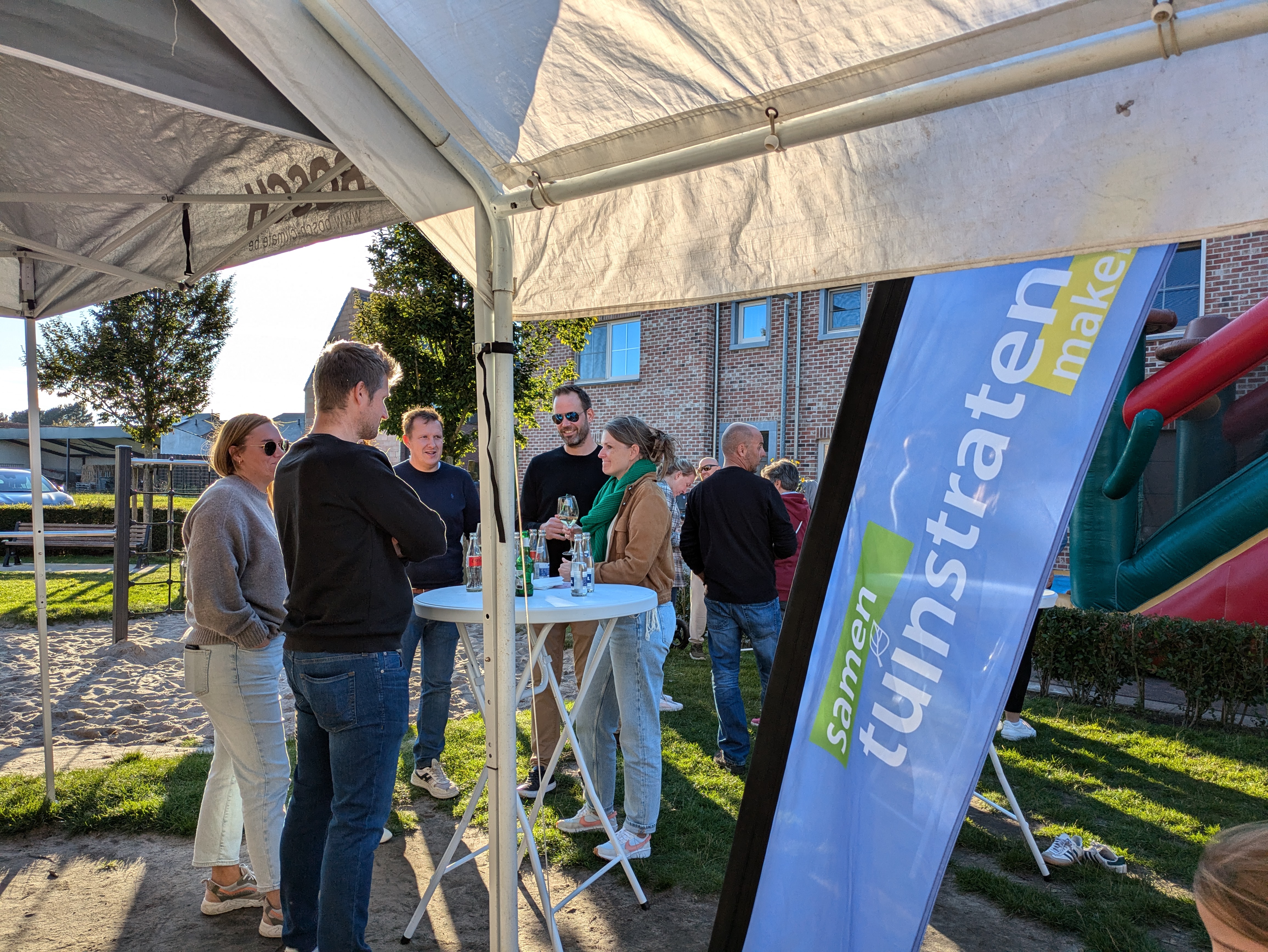 Buren praten gezellig tijdens een straatfeest