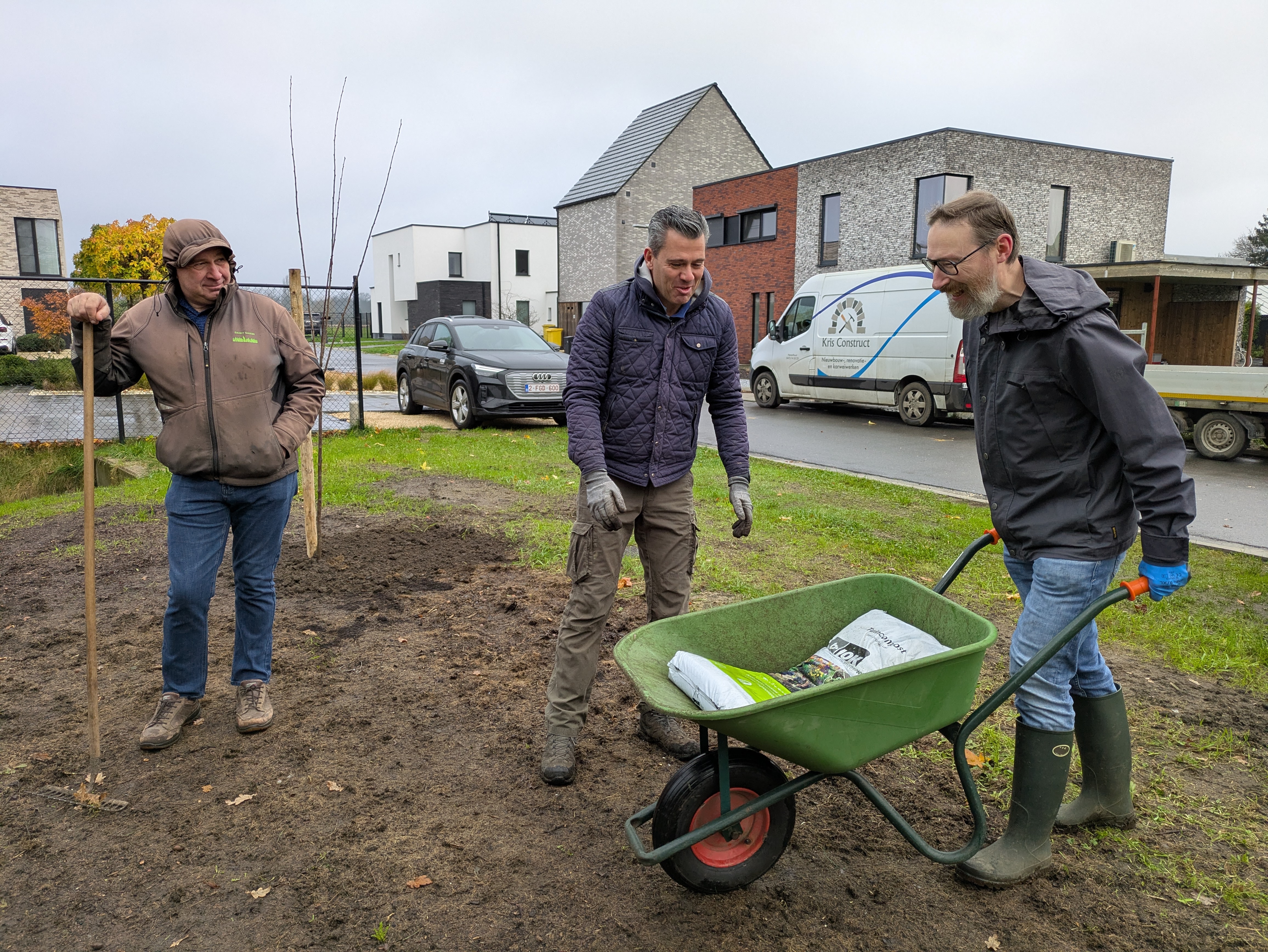 drie mannen en een kruiwagen
