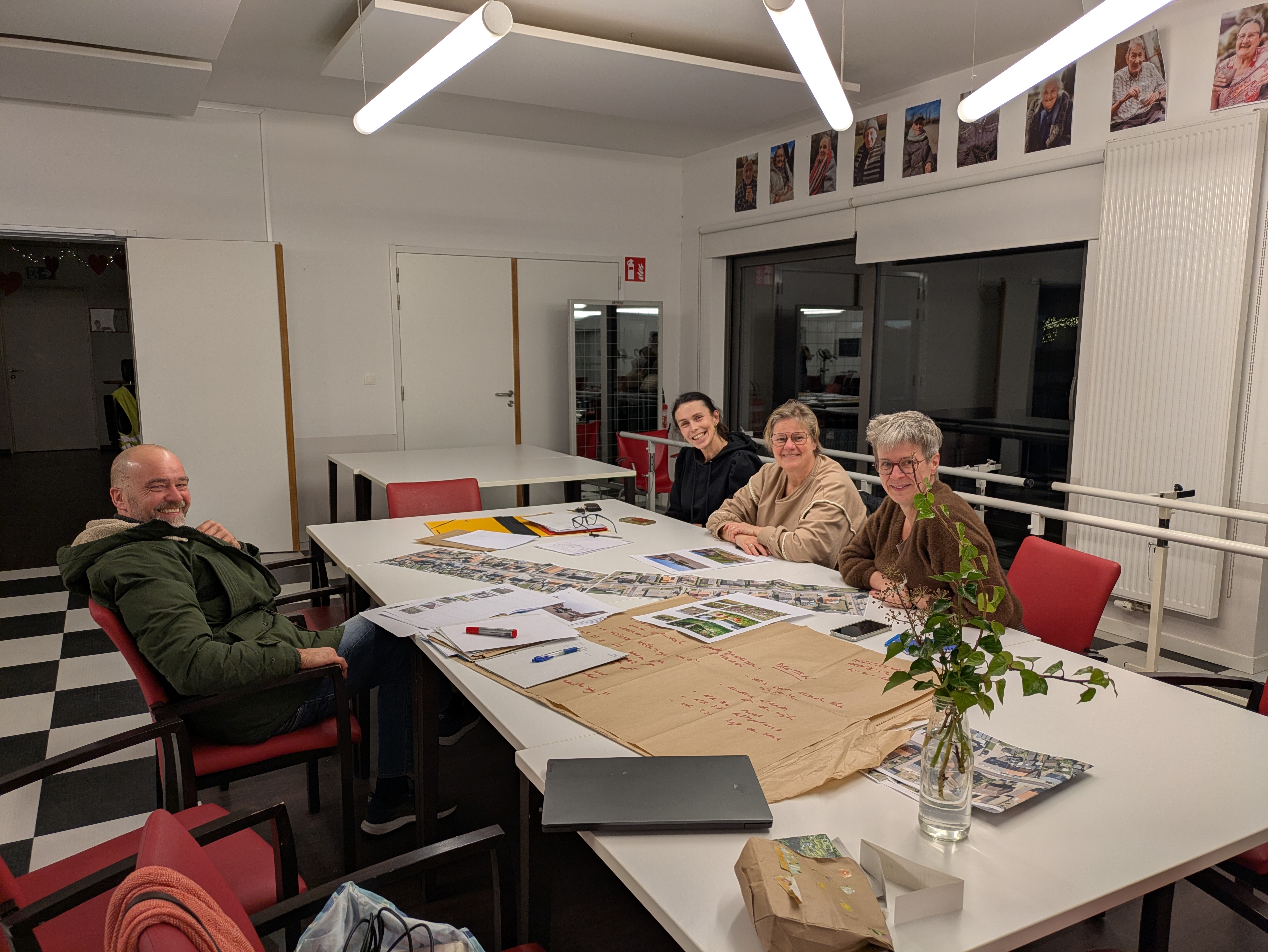 Mensen rond een tafel maken plannen voor een tuinstraat