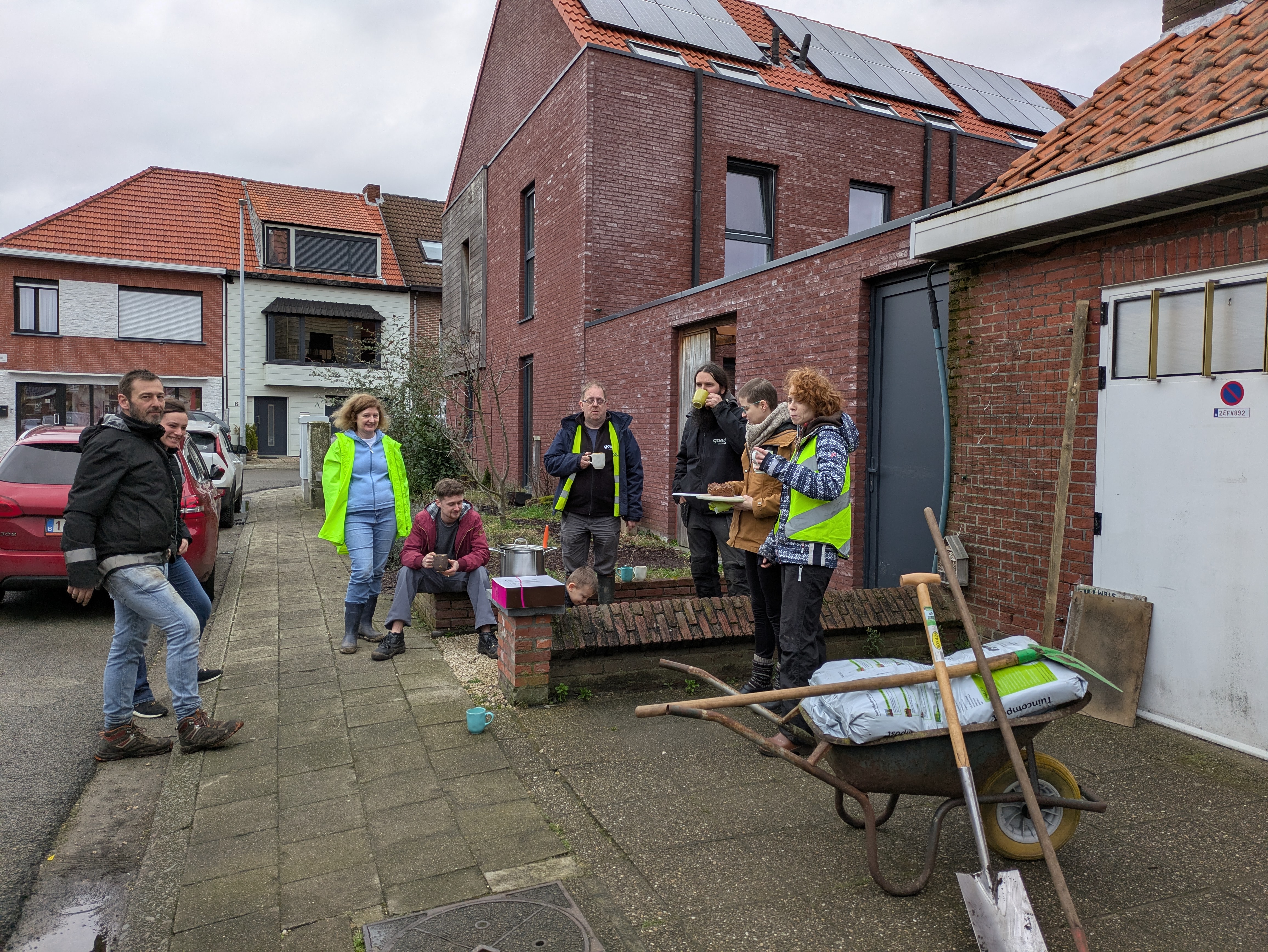 Mensen staan samen in voortuin