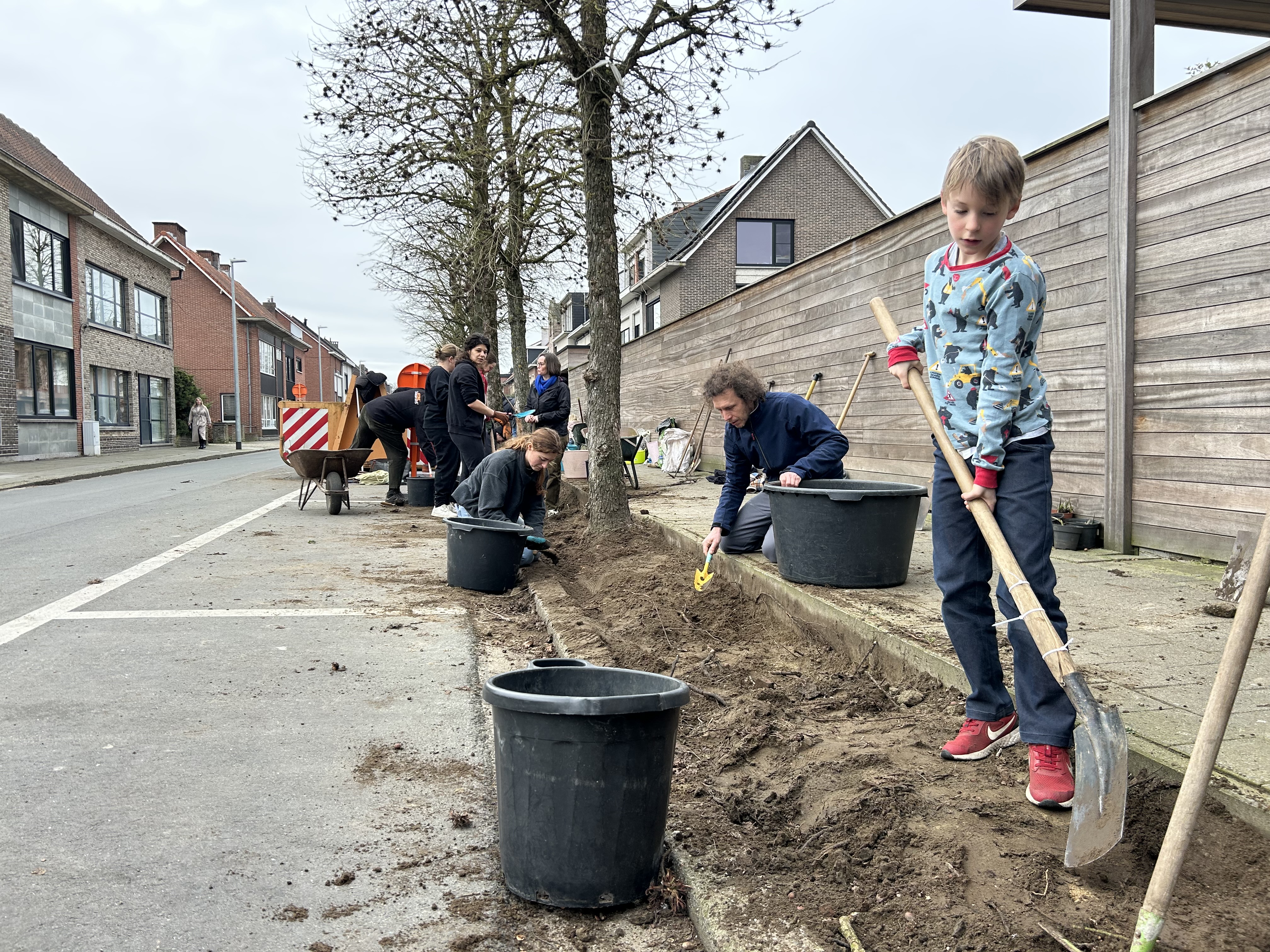 Mensen schuppen samen in hun straat