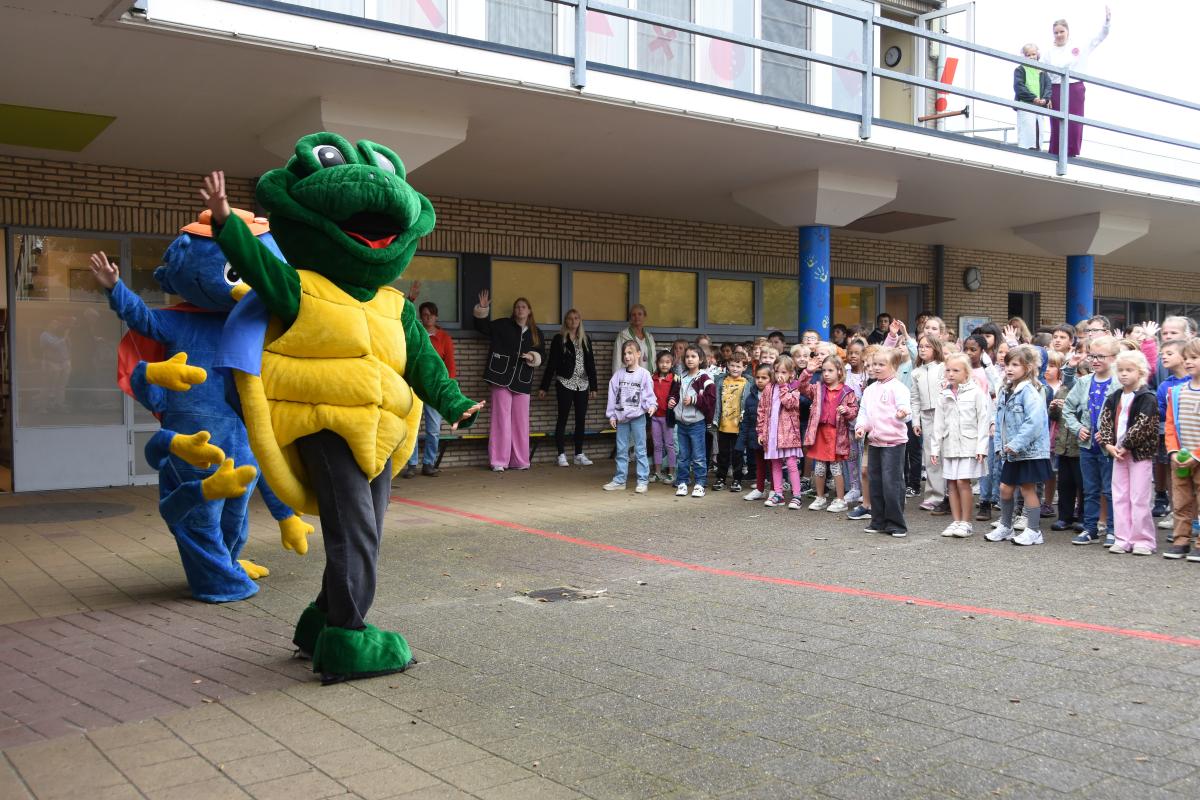 Bike2School mascottes dansen