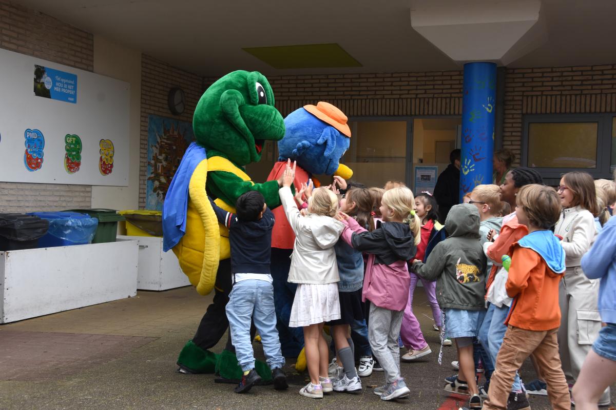 Bike2School mascottes high five leerlingen