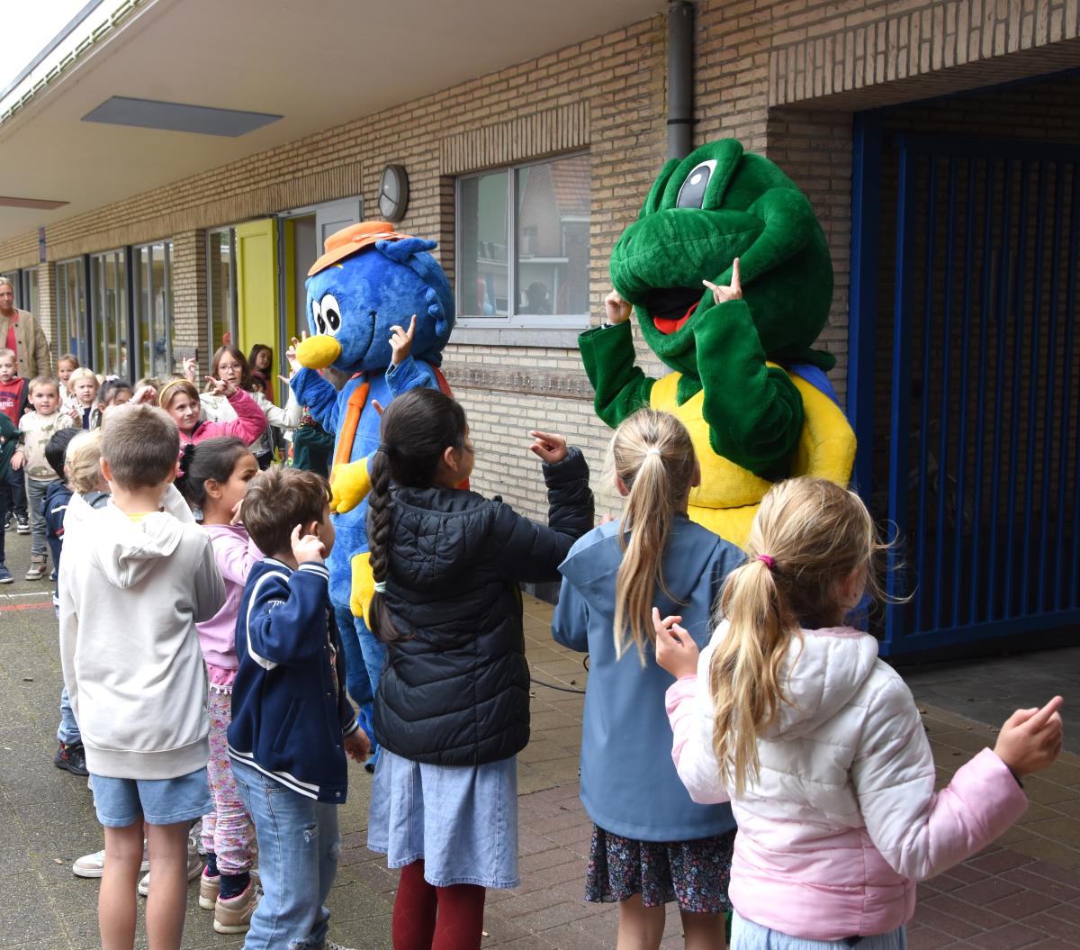 Bike2School mascottes dansen met leerlingen