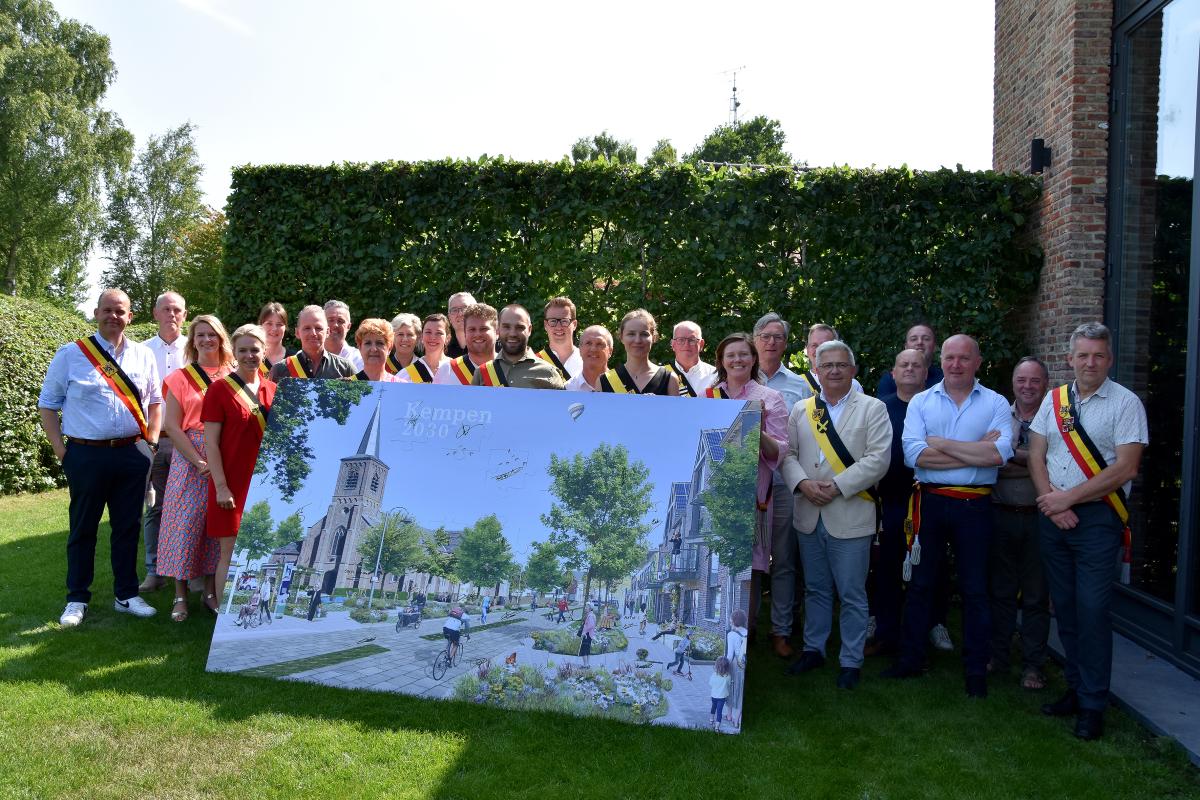 Groepsfoto burgemeesters en schepenen met bord van Kempen2030