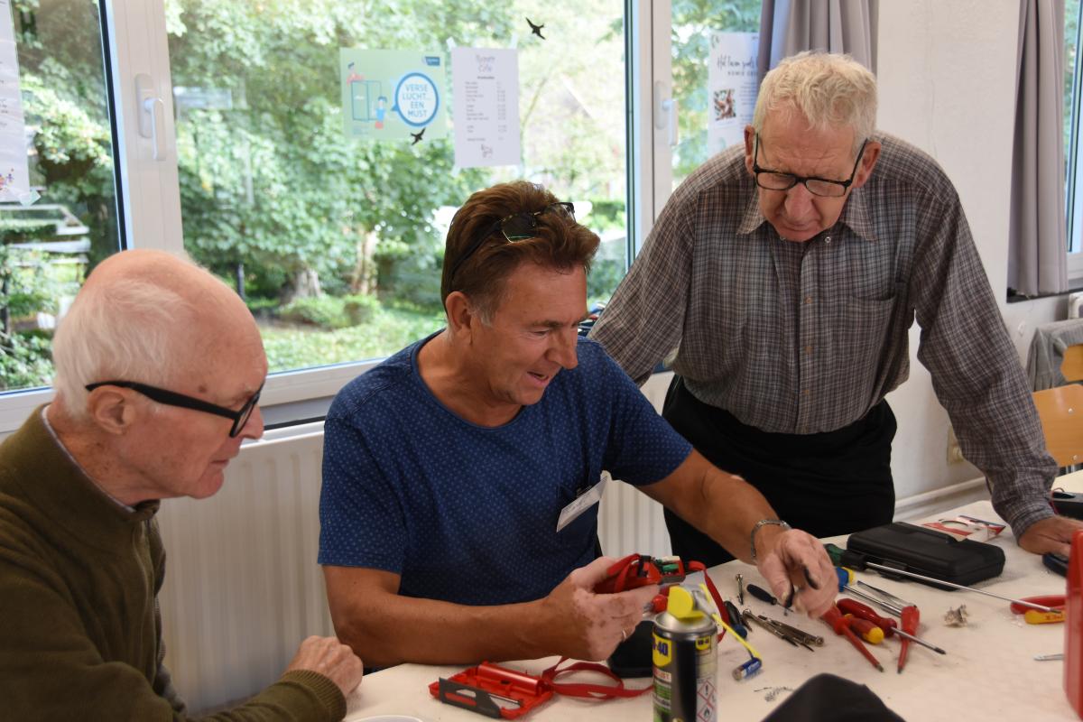 Man helpt bij het repareren van kapotte spullen