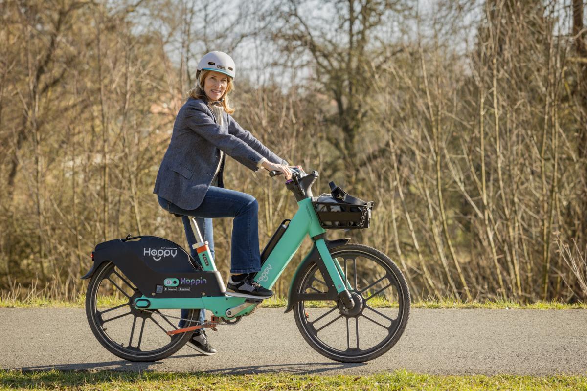 Vrouw met Hoppy deelfiets
