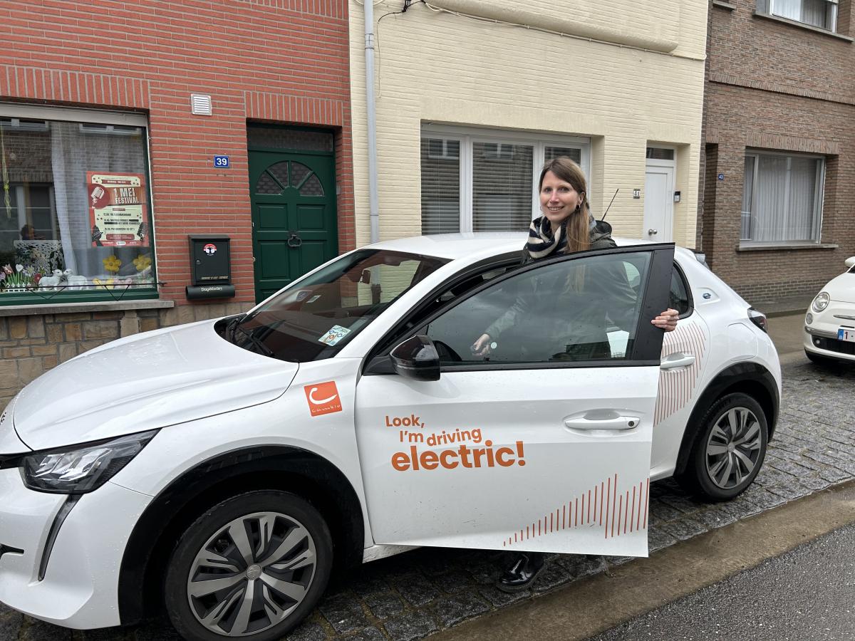 Vrouw stapt in in deelwagen van Cambio