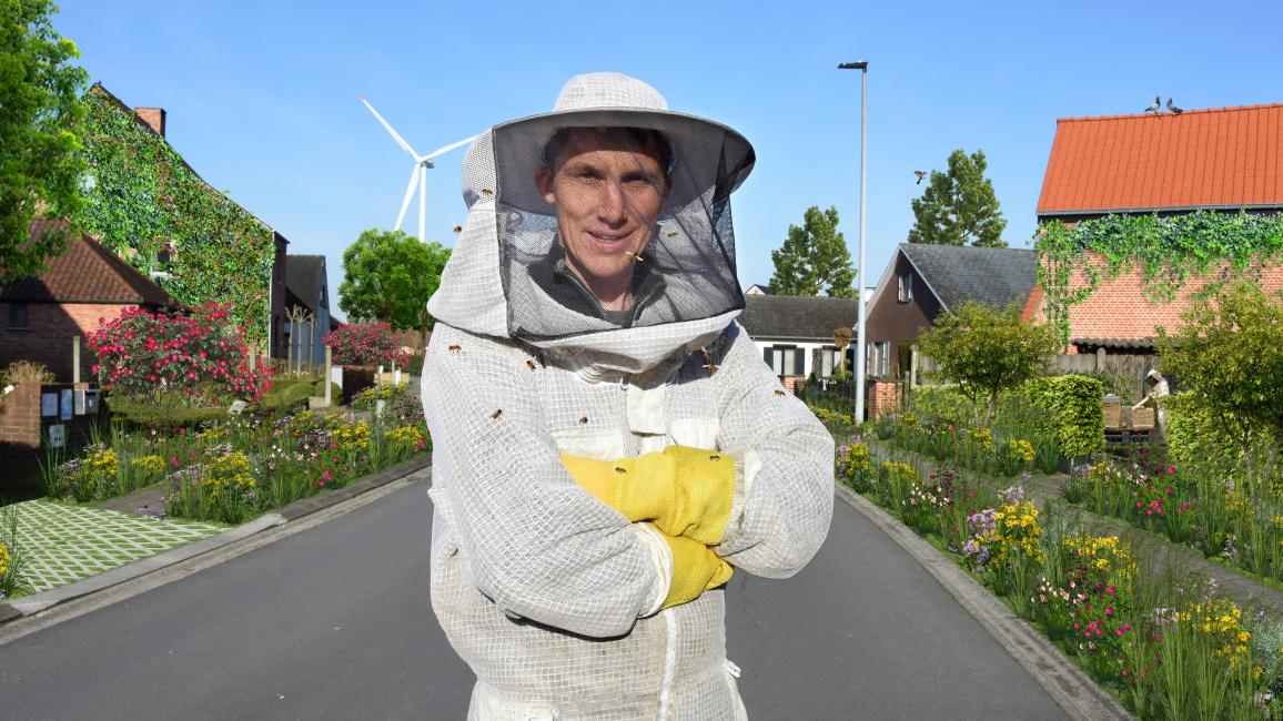 Imker staat in een groene straat