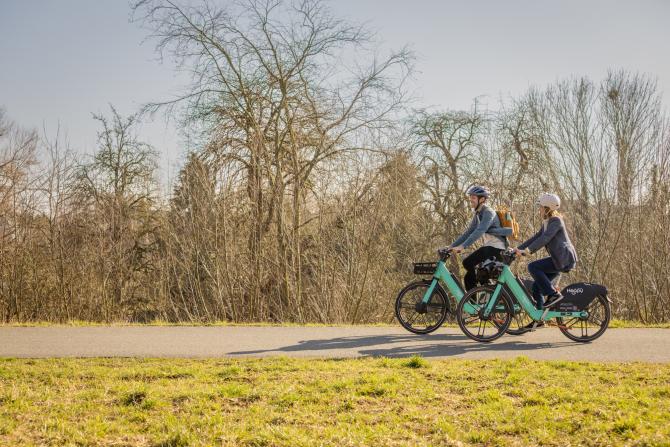 2 fietsers met Hoppy deelfiets in landelijke omgeving