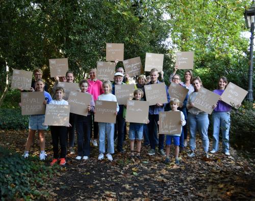 Groepsfoto van Klimaatmakers met kartonnen bordje
