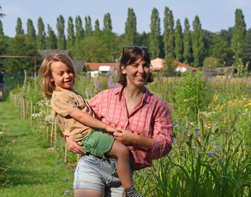 Vrouw met kind in tuin