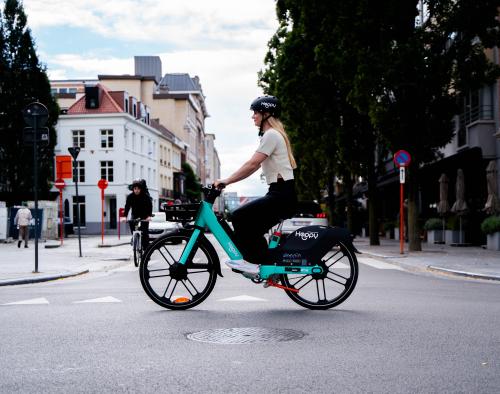 Vrouw fietst met Hoppy deelfiets