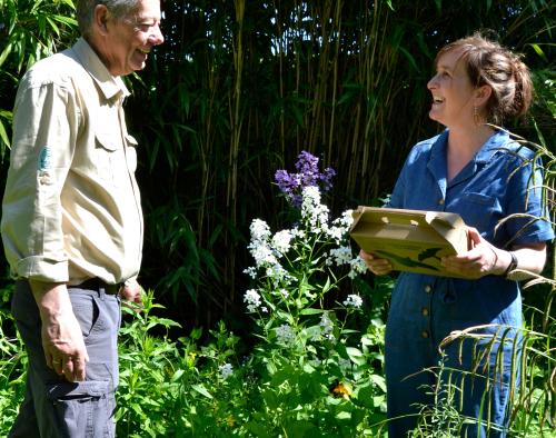 Overhandiging safarikit van tuinranger aan inwoner