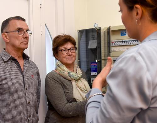 HUISdokter geeft uitleg bij elektriciteitskast