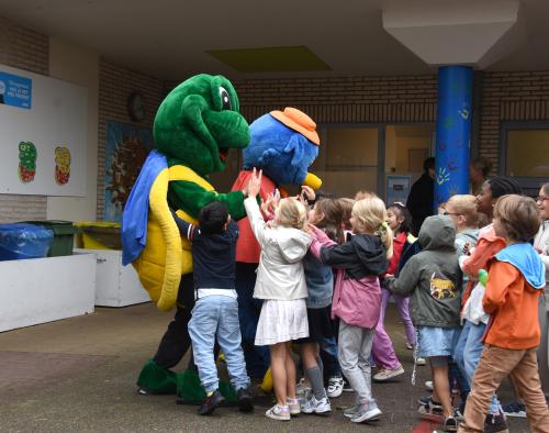 Schoolkinderen knuffelen Bike2School mascotte