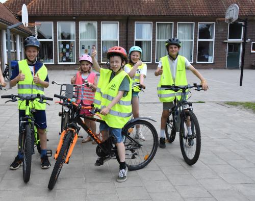 Groepsfoto schoolkinderen met fiets