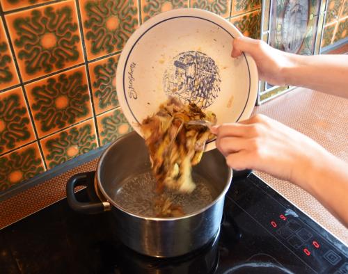 Vrouw is aan het koken met restjes