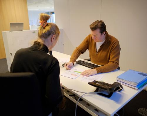 Loketmedewerker helpt burger