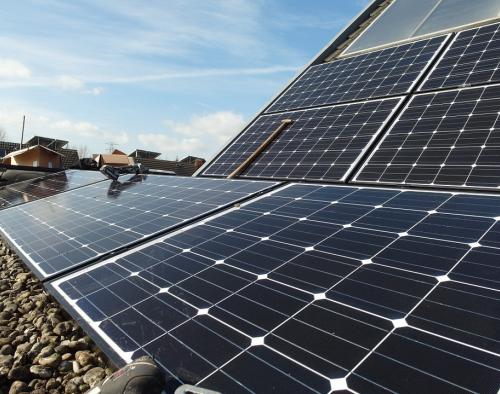 Groot dak met zonnepanelen