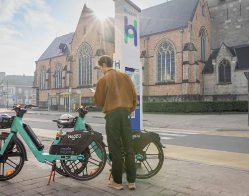 man bij Hoppy deelfietsen