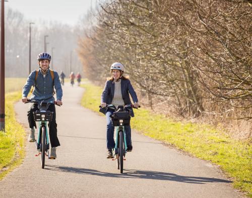 Twee fietsende mensen