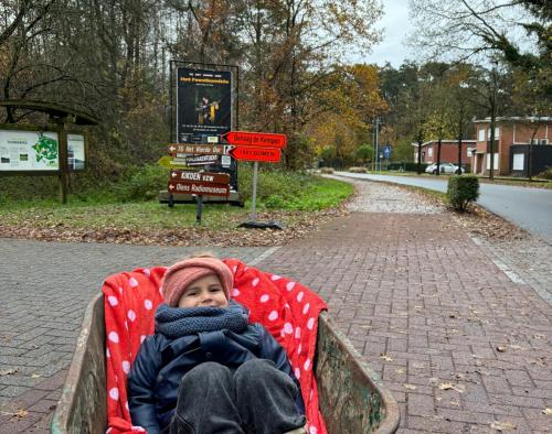 Kindje in kruiwagen