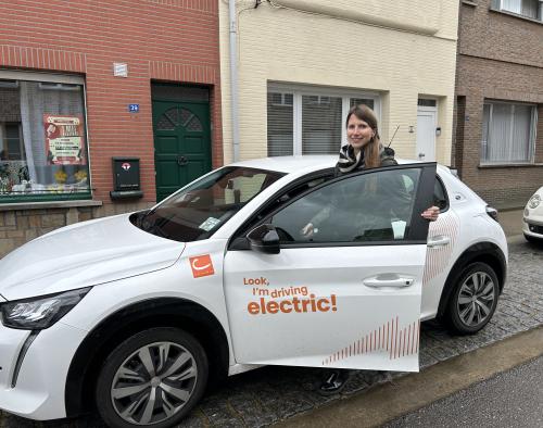 Vrouw stapt in in deelwagen van Cambio