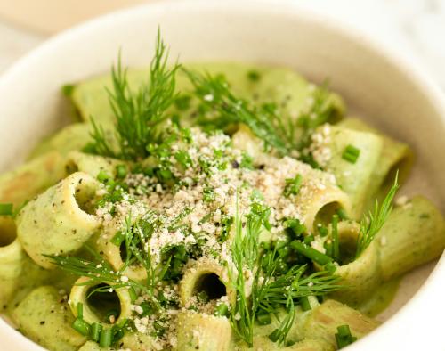 Bord pasta met groene saus 