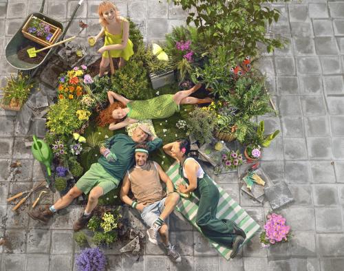 Bartel Van Riet ligt samen met anderen op een groen stukje tussen tegels